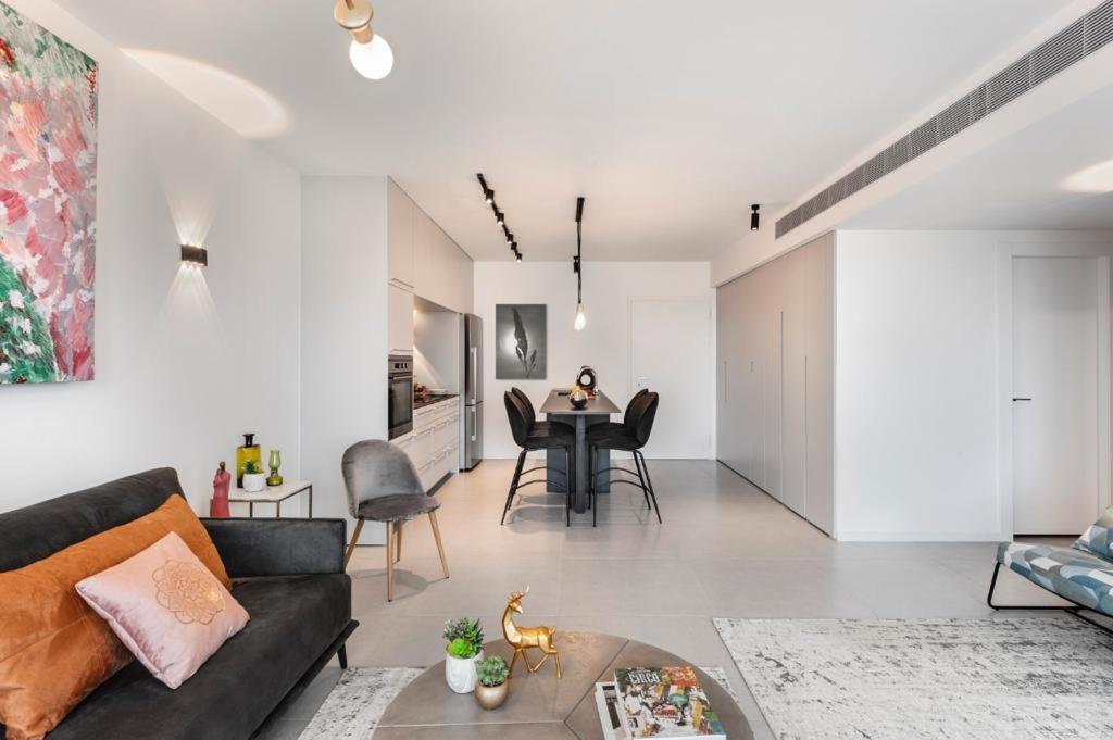 Yefet - By Beach Apartments Tlv Tel Aviv Bagian luar foto